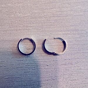 Women’s 14k gold huggie style earrings. 1.5cm